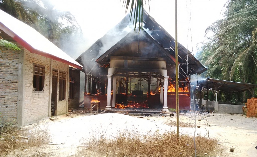 Indonesian church on fire after attacks in October 2015. Credit: Open Doors. 