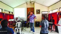 Andrew Chan leads worship inside Kerobokan prison