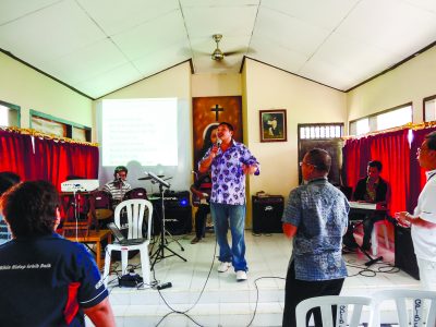 Andrew Chan leads worship inside Kerobokan prison