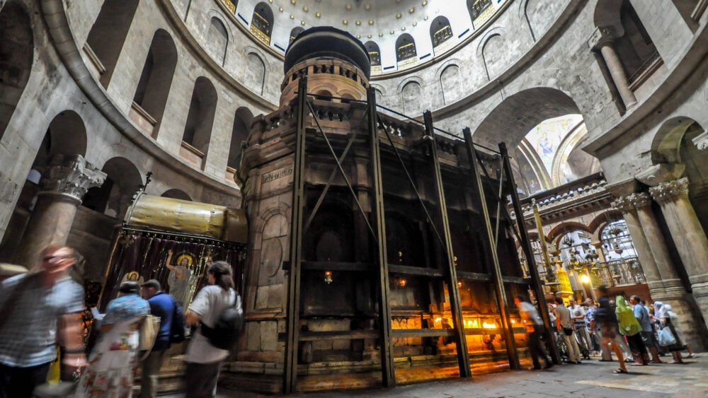 Aedicule which supposedly encloses the tomb of Jesus - Church of the Holy Sepulchre