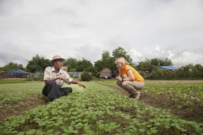 A farmer explains to Claire Rogers how he has been able to increase his yield through the initiatives of World Vision’s agricultural and livelihoods program supported by the Australian Government.