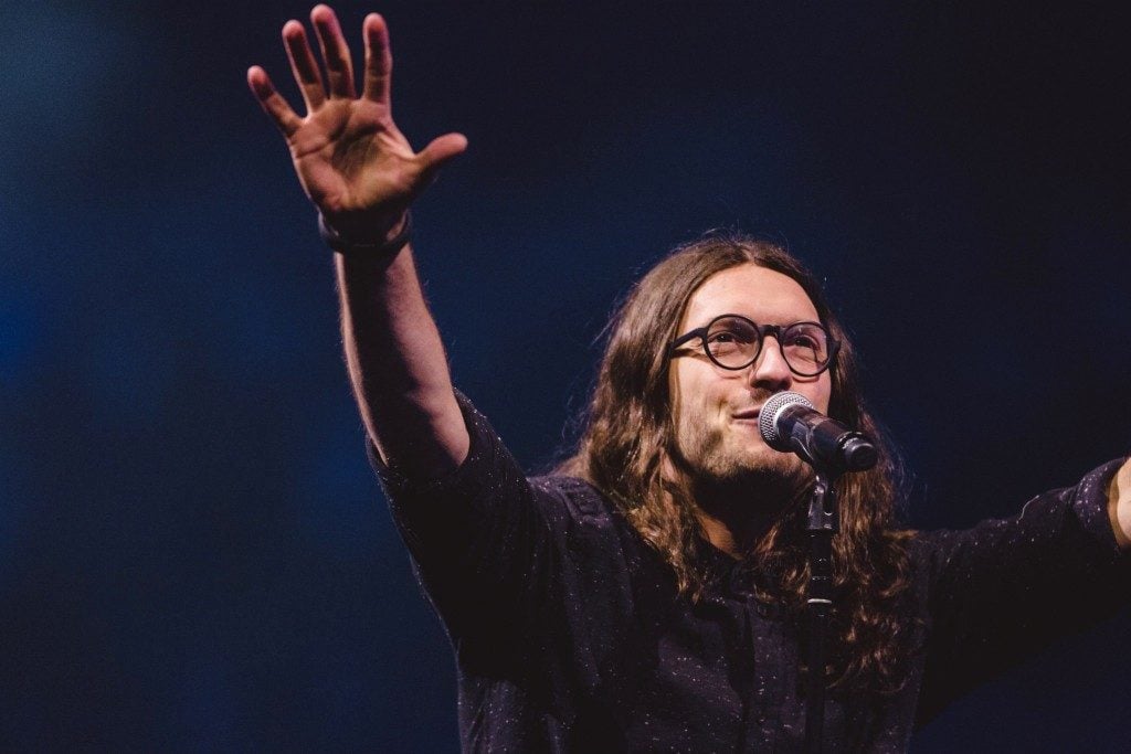 JD leads the thousands of Hillsong worshippers in song.