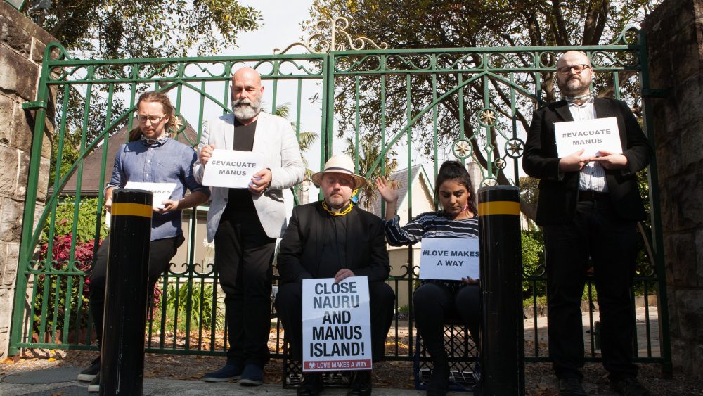 Hwvar was part of a non-violent protest, locking herself to the front gate of Kirribilli House, one of the Prime Minister's residences in Sydney.