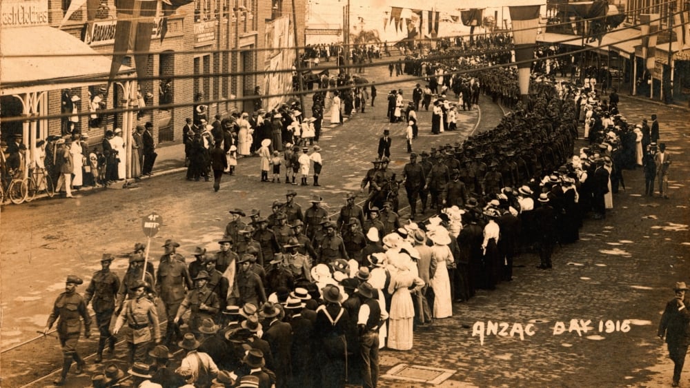 Men, women and children line the streets to watch the procession of the 41st Battalion through Brisbane on Anzac Day, 1916.