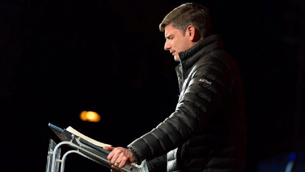 Will Graham prays at an event in Kalgoorlie where thousands turned up to hear him speak.