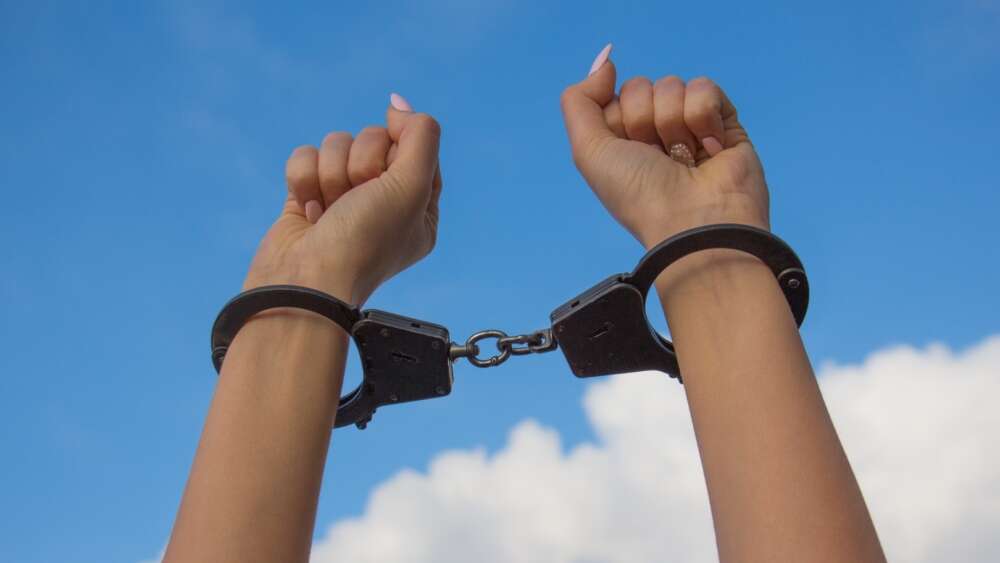 handcuff arms