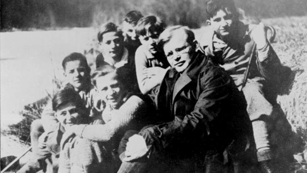 Bonhoeffer with confirmation candidates at Friedrichsbrunni, 21 March 1932. Image: Bundesarchiv, Bild / German Federal Archives.