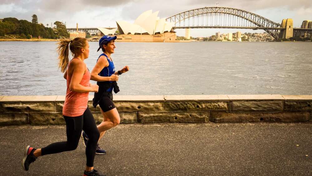 Aussie ultramarathon runner Larissa Tichon (in blue)