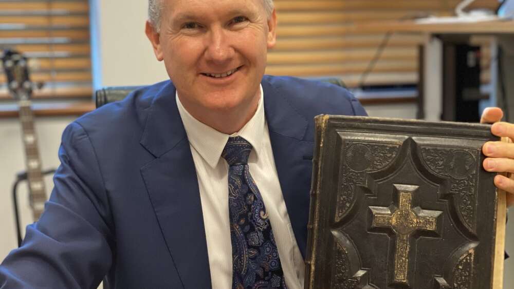 Tony Burke lugs giant Bible to swearing-in ceremony