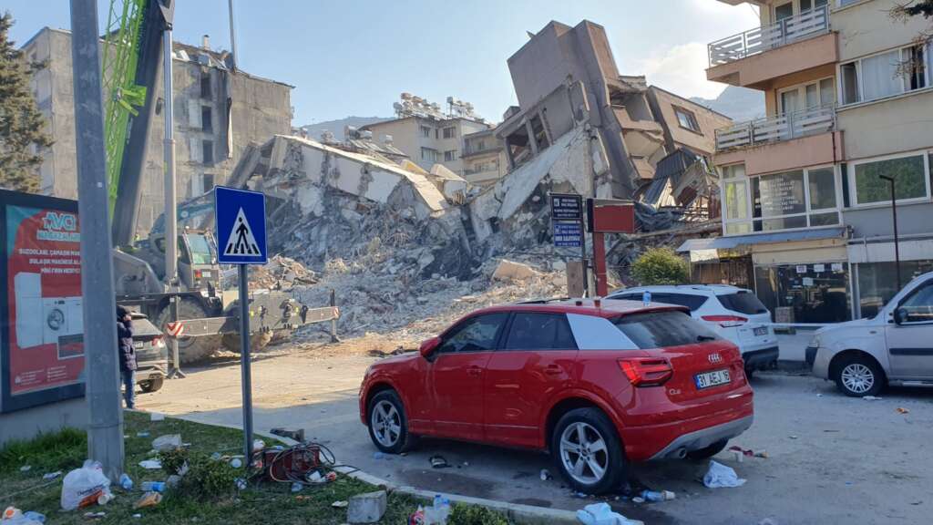 A car navigates the earthquake zone in Türkiye