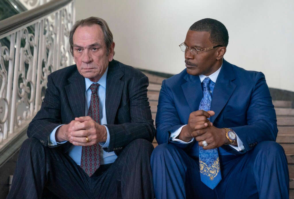 Tommy Lee Jones as Jeremiah O'Keefe and Jamie Foxx as Willie Gary in The Burial