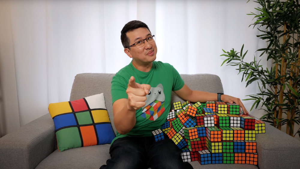 Tingman solves 1100 rubix cubes.